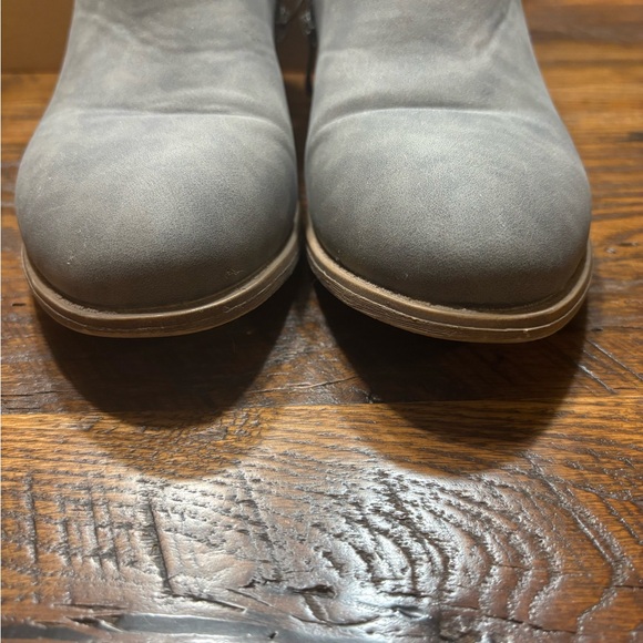 Ladies Gray Boots Size 9 - “leather look” - Picture 8 of 9